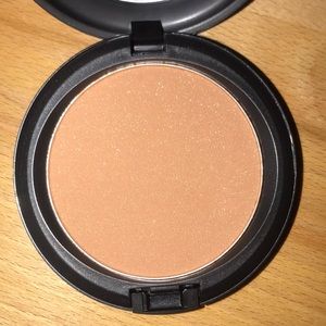 Refined Gold MAC bronzing powder - Blush